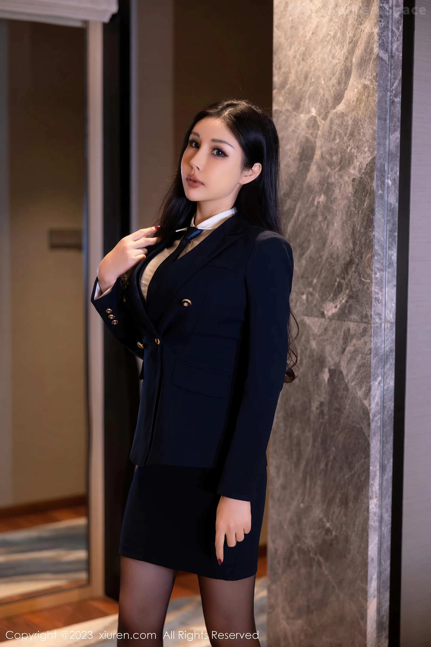 图片[2]-[XiuRen秀人网]2023.05.25 VOL.6797 田冰冰 黑色OL制服与透视蕾丝内衣加黑丝美腿性感私房写真集-秀人网官方网站